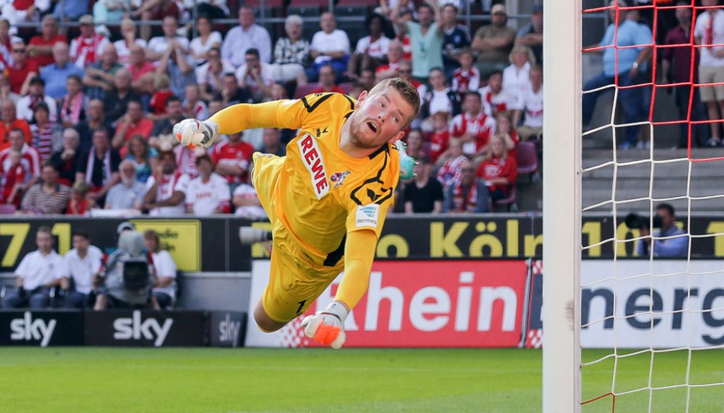 Timo Horn fliegt mit dem 1. FC Köln zum Sieg gegen den HSV. (Foto: Jörg Schüler)