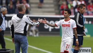 Peter Stöger klatscht ab mit Leonardo Bittencourt. (Foto: Mika Volkmann)