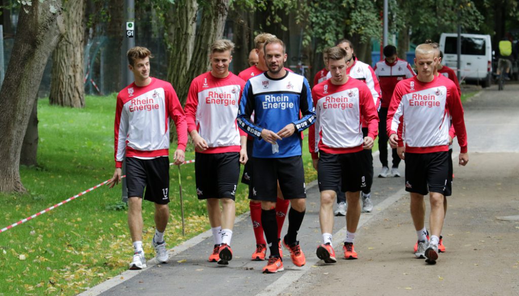 Martin Heck (in blau) und Lukas Klünter (li.) mit weiteren Spielern der U21 des 1. FC Köln. 