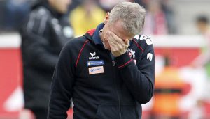 Peter Stöger kann es nicht fassen. Sein Team verliert mit 0:1 gegen Hannover. (Foto: MV)