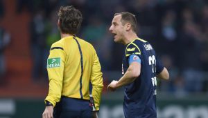 Matthias Lehmann reklamiert bei Schiedsrichter Guido Winkmann. (Foto: Ulmer/Hake)