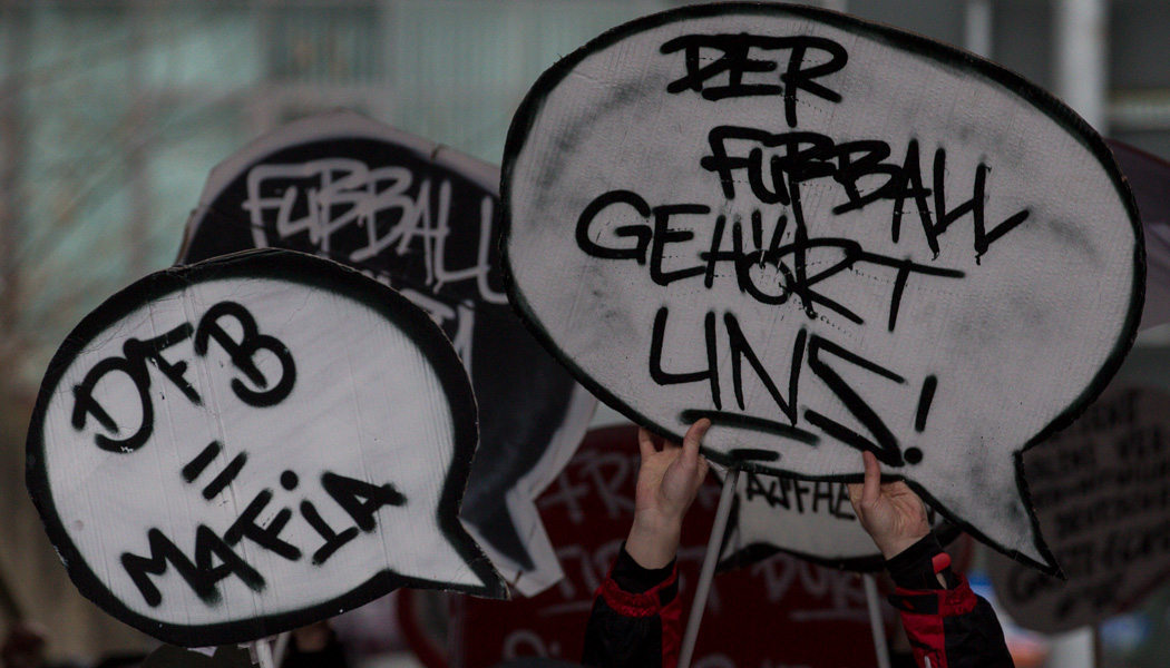 DFB gegen Ultras: Wie dem Fußball die Debatte entgleitet