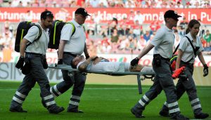 Dominic Maroh wird von Lilien-Keeper Esser mit dem Knie getroffen und muss verletzt vom Feld. (Foto: JP)