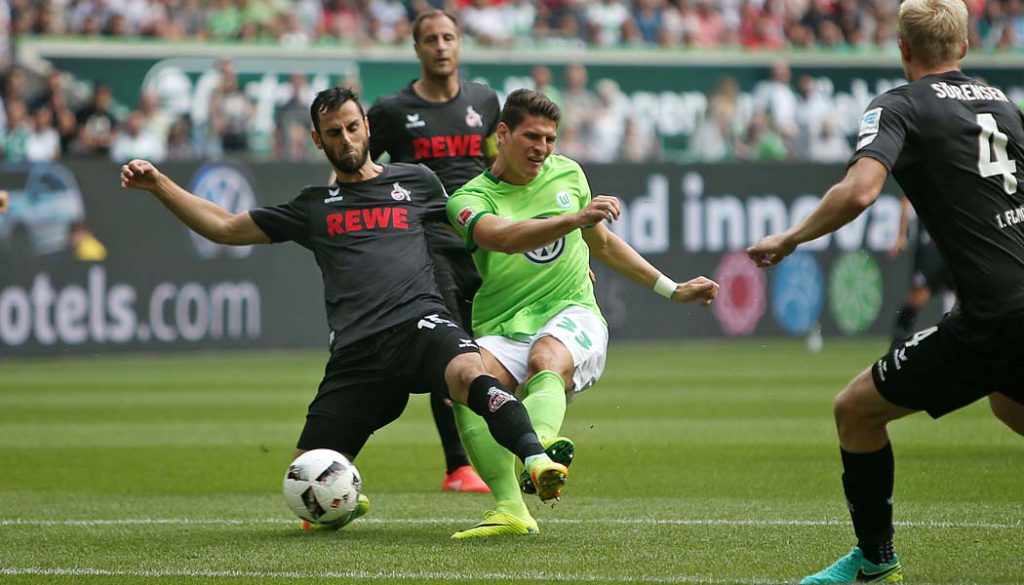Mergim Mavraj gegen Mario Gomez im Spiel des 1. FC Köln gegen den VfL Wolfsburg. (Foto: CM)