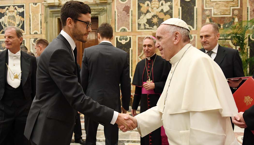 Jonas Hector schüttelt Papst Franziskus die Hand