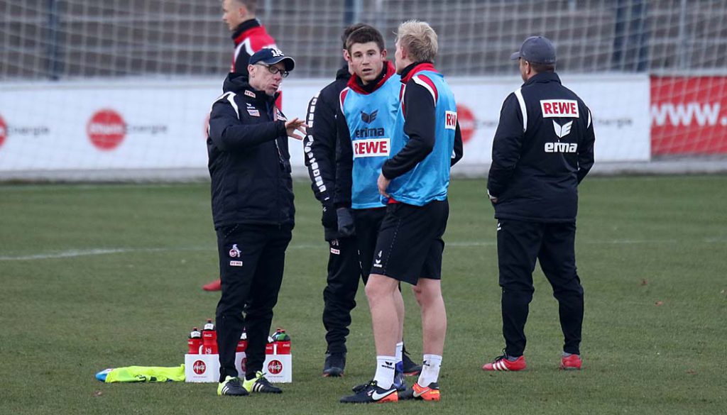 Peter Stöger im Gespräch mit seiner Defensive. (Foto: GBK)