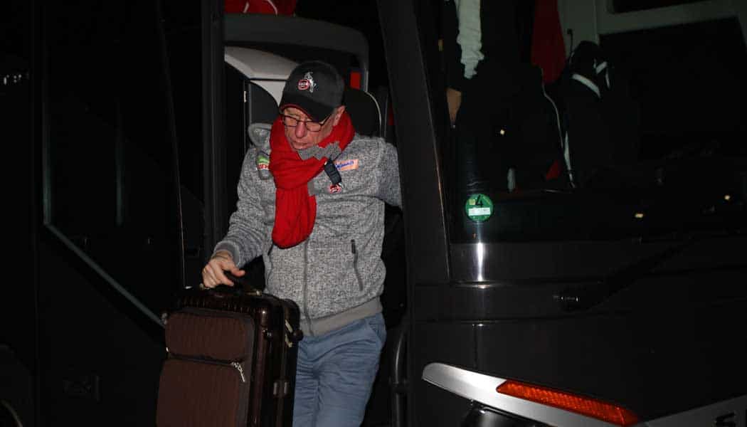 Peter Stöger steigt nach der Rückkehr aus Gelsenkirchen aus dem Bus. (Foto: GBK)