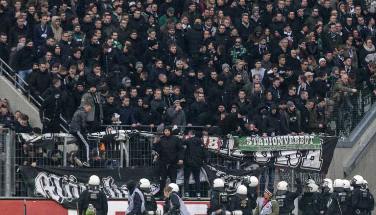 Fahnenklau: Gladbach-Ultras widersprechen Borussia-Boss
