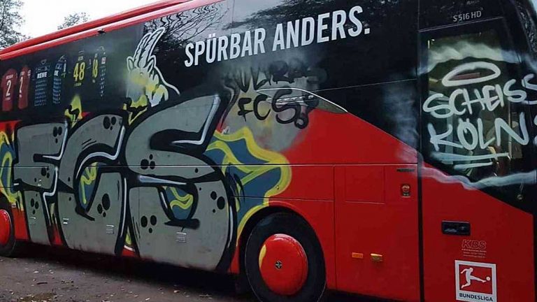 In der Nacht: FCS-Ultras beschmieren Kölner Mannschaftsbus