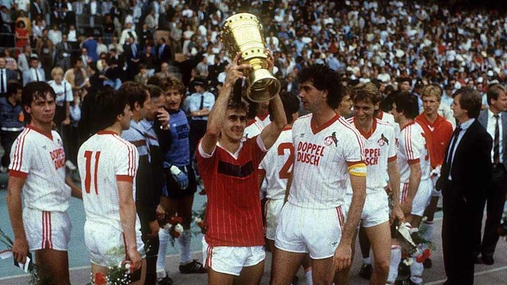 Pierre Littbarski mit dem DFB-Pokal 1983. (Foto: IMAGO / Werek)