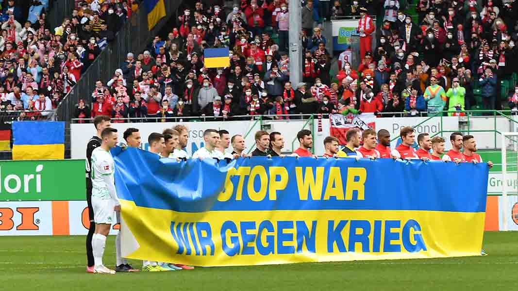 Die SpVgg Greuther Fürth und der 1. FC Köln am Samstag mit einem gemeinsamen Statement gegen Krieg. (Foto: IMAGO / Zink)