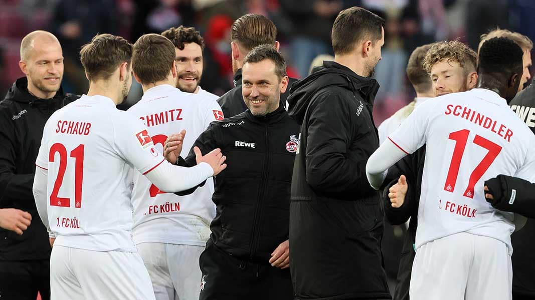 André Pawlak und die FC-Spieler jubeln nach dem Freiburg-Sieg. (Foto: Bucco)