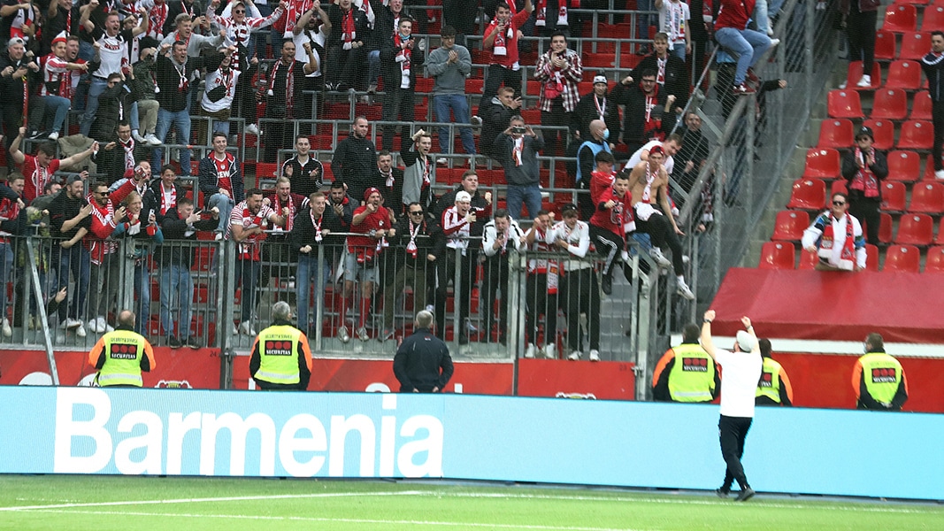 Steffen Baumgart jubelte nach dem Abpfiff mit den FC-Fans. (Foto: Bucco)