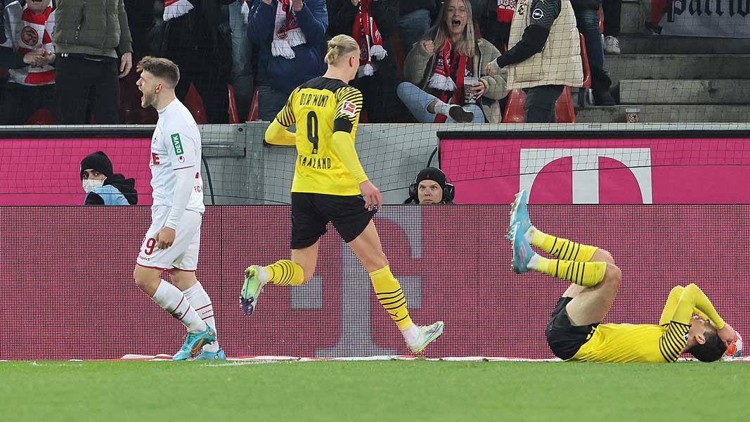 Sinnbild des Willens: Thielmann feiert seine Grätsche, Dortmund versteht die Welt nicht mehr. (Foto: Bucco)