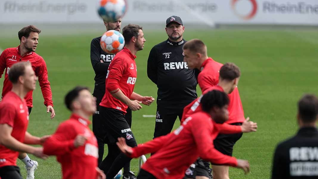 Steffen Baumgart mit seinen Spielern beim Training. (Foto: Bucco)