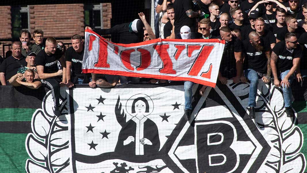 Die "Toyz"-Fahne im September 2019 im Gladbacher Block. (Foto: Bopp)