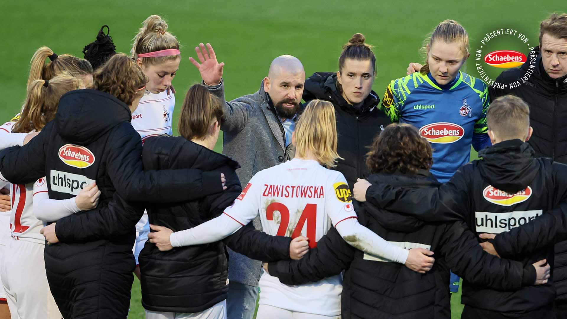 Sascha Glass im Kreise der FC-Frauen. (Foto: Bucco)