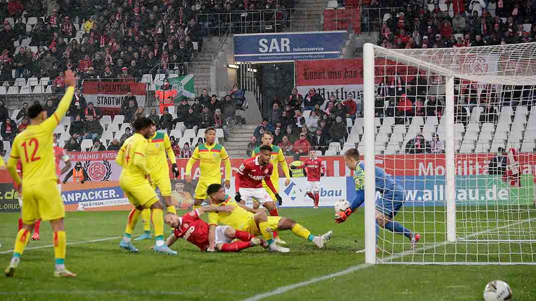 Bei Strauch-Comeback: U21 verliert nach großem Kampf spät 0:2