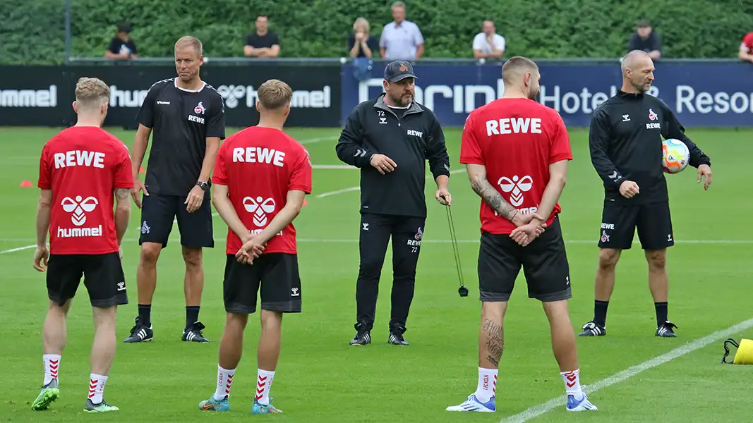 Steffen Baumgart im Kreise seiner Mannschaft zum Trainingsauftakt. (Foto: GEISSBLOG)