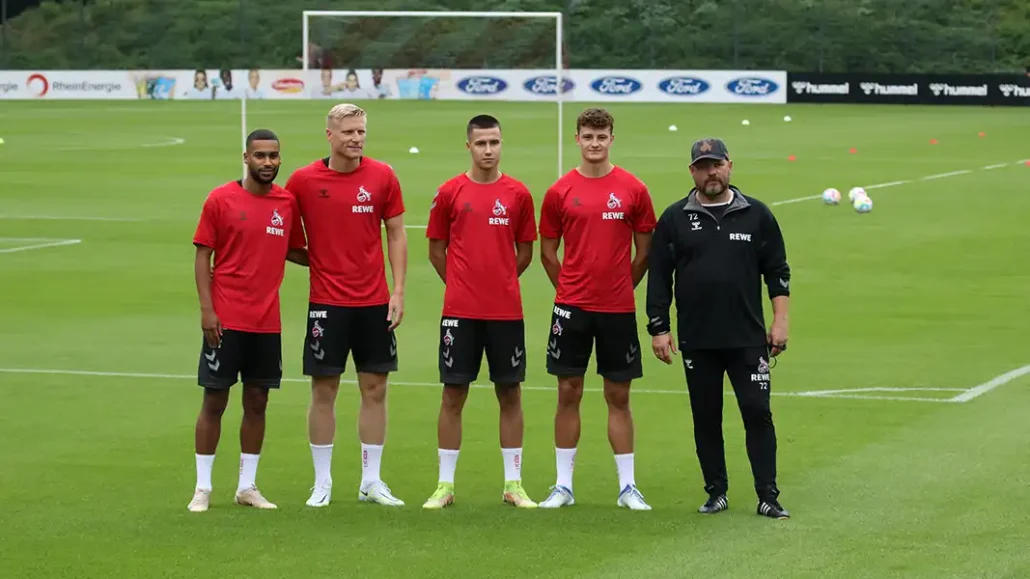 Die Neuzugänge Linton Maina, Kristian Pedersen, Denis Huseinbasic, Eric Martel mit Trainer Steffen Baumgart beim Trainingsauftakt 2022. (Foto: GEISSBLOG)