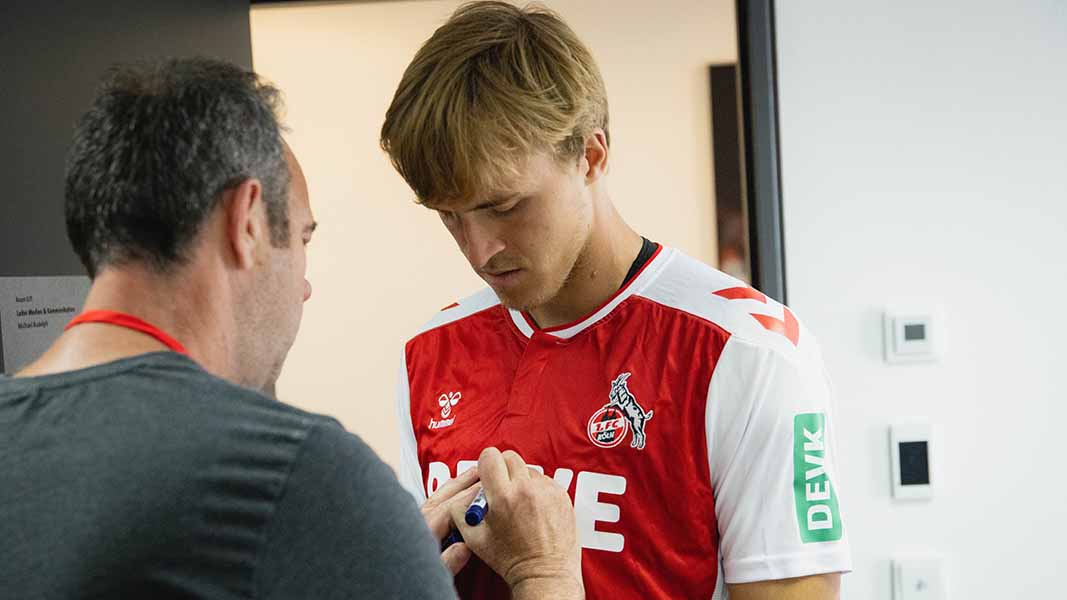 Timo Hübers beim Fitting der Bodycam. (Foto: 1. FC Köln)
