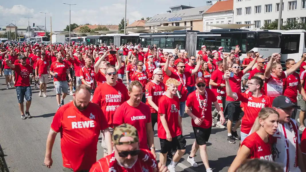 Beim Fanmarsch in Fehérvár war noch alles friedlich für die FC-Fans. (Foto: 1. FC Köln/Jonathan Müller)