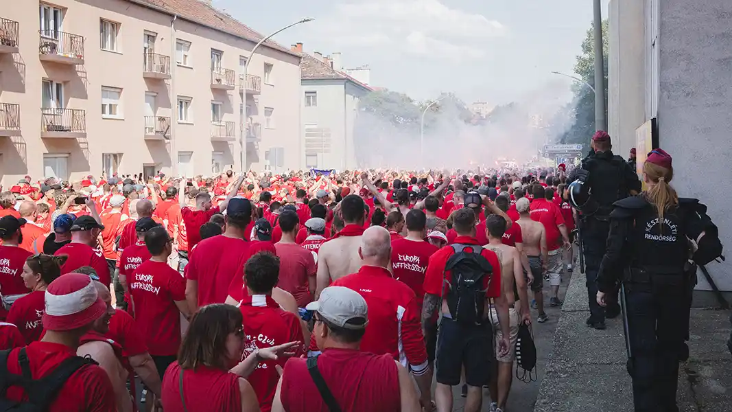 Die Anhänger des 1. FC Köln bei dem Fanmarsch in Ungarn. (Foto: 1. FC Köln/Jonathan Müller)