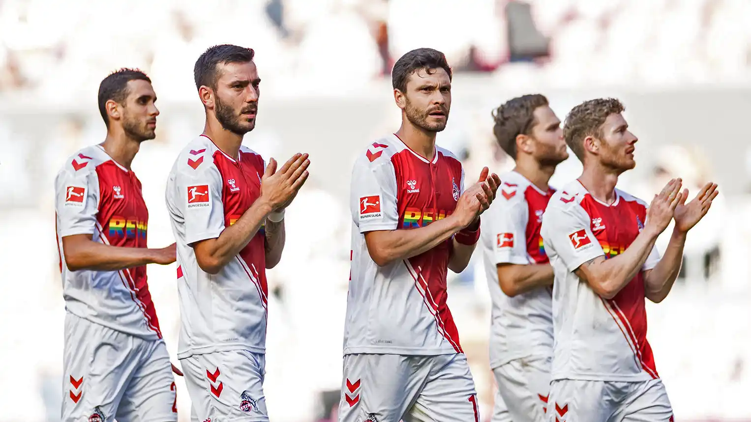 Die FC-Spieler nach dem 0:0 gegen Stuttgart. (Foto: IMAGO / Beautiful Sports)