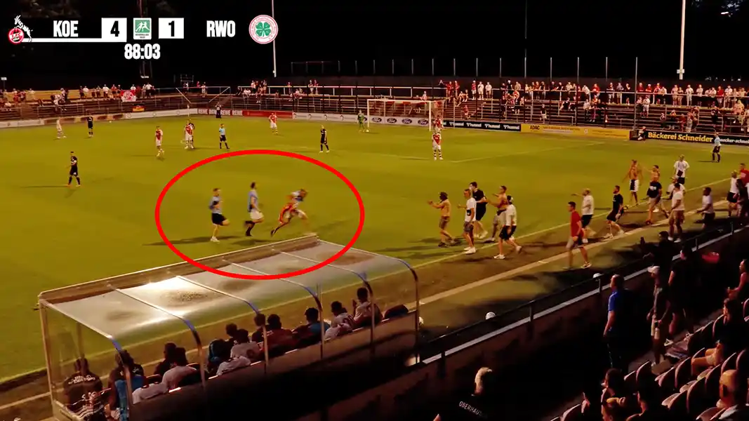 Im roten Kreis: die drei Fahnen-Diebe auf der Flucht vor den RWO-Fans. (Foto: Screenshot SPORTTOTAL.TV)