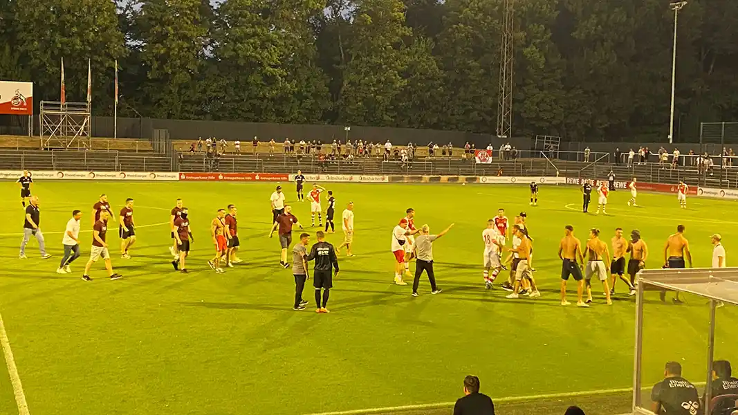 FC-Fans betreten den Rasen im Franz-Kremer-Stadion. (Foto: Daniel Mertens)