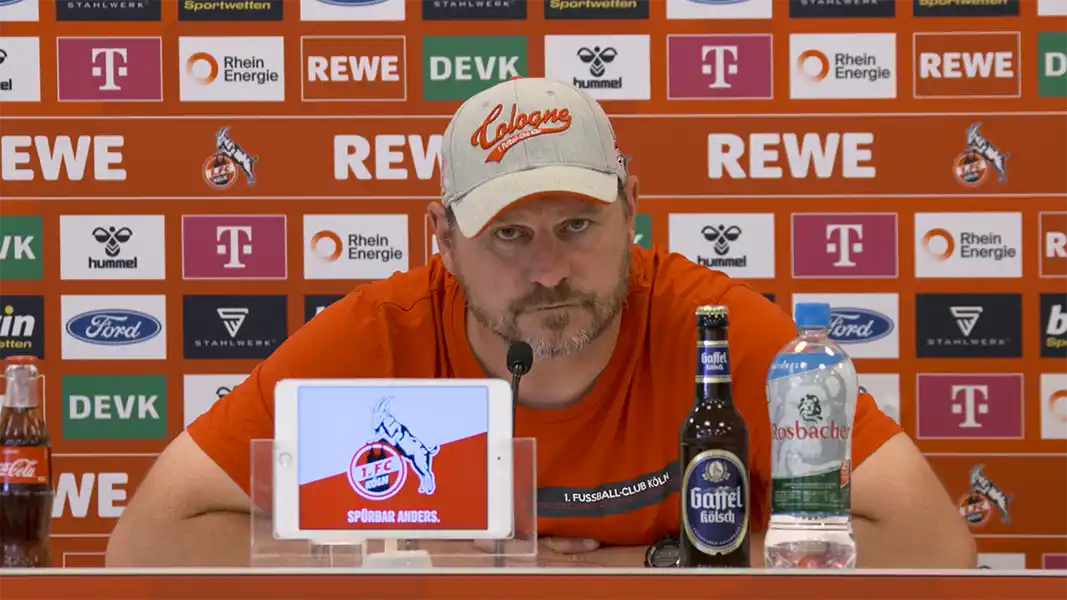 Steffen Baumgart auf der Pressekonferenz vor dem Spiel beim VfL Wolfsburg. (Foto: 1. FC Köln)