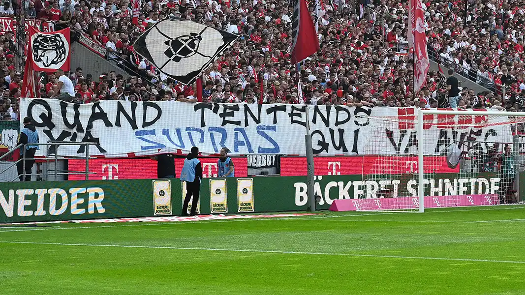 Das Banner in der Südkurve vor dem Spiel gegen Union Berlin. (Foto: IMAGO / Treese)