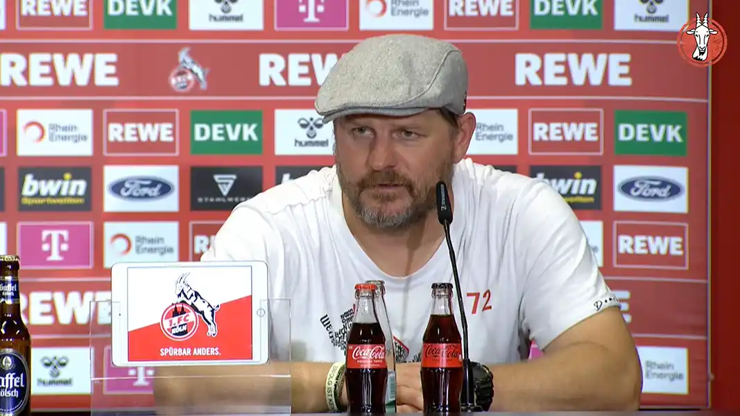 Steffen Baumgart auf der Pressekonferenz. (Foto: Screenshot)
