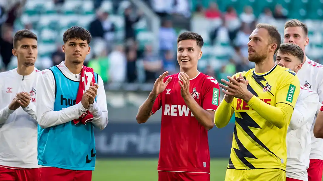 Denis Huseinbasic (Mitte) im Kreise der FC-Spieler in Wolfsburg. (Foto: IMAGO / Beautiful Sports)