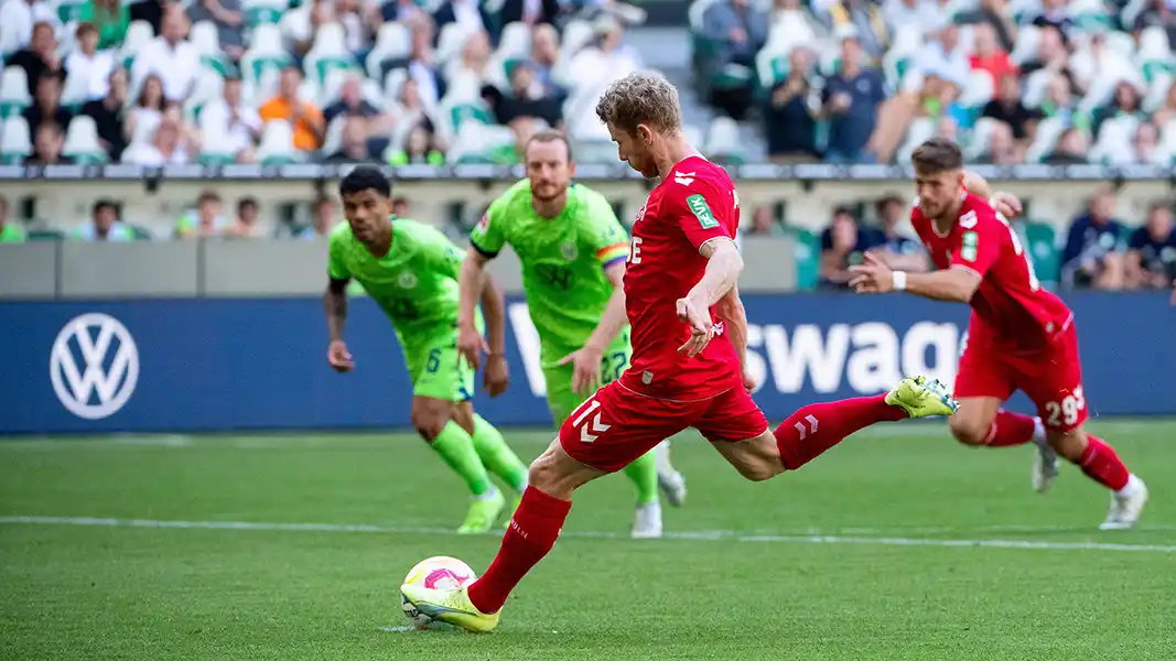 Florian Kainz verwandelt den Elfmeter in Wolfsburg sicher. (Foto: IMAGO / Eibner)