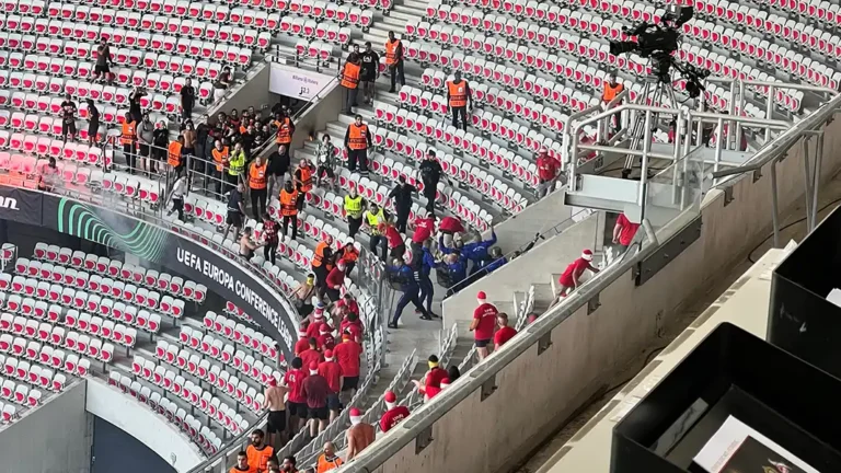 FC-Hooligans sorgen für Skandal im Stadion – Spiel findet statt