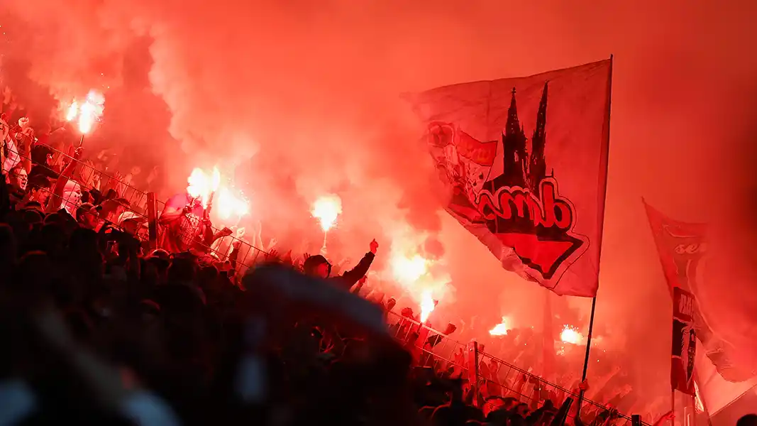 Pyrotechnik im Block des 1. FC Köln gegen Mainz. (Foto: IMAGO / HMB-Media)