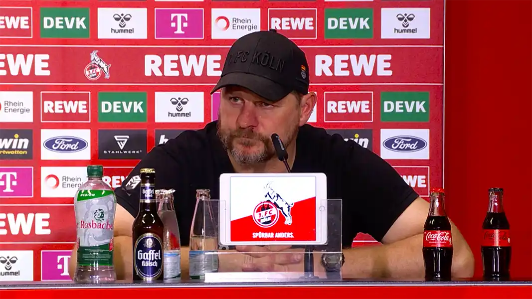 Steffen Baumgart auf der Pressekonferenz nach Augsburg. (Foto: Screenshot)