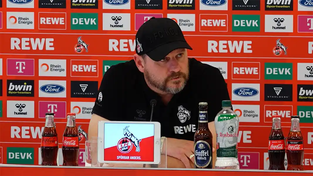 Steffen Baumgart auf der Pressekonferenz vor Mainz. (Foto: Screenshot)