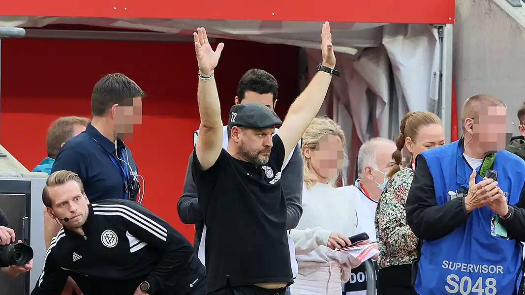 Steffen Baumgart im Moment des Sieges gegen Augsburg. (Foto: Bucco)