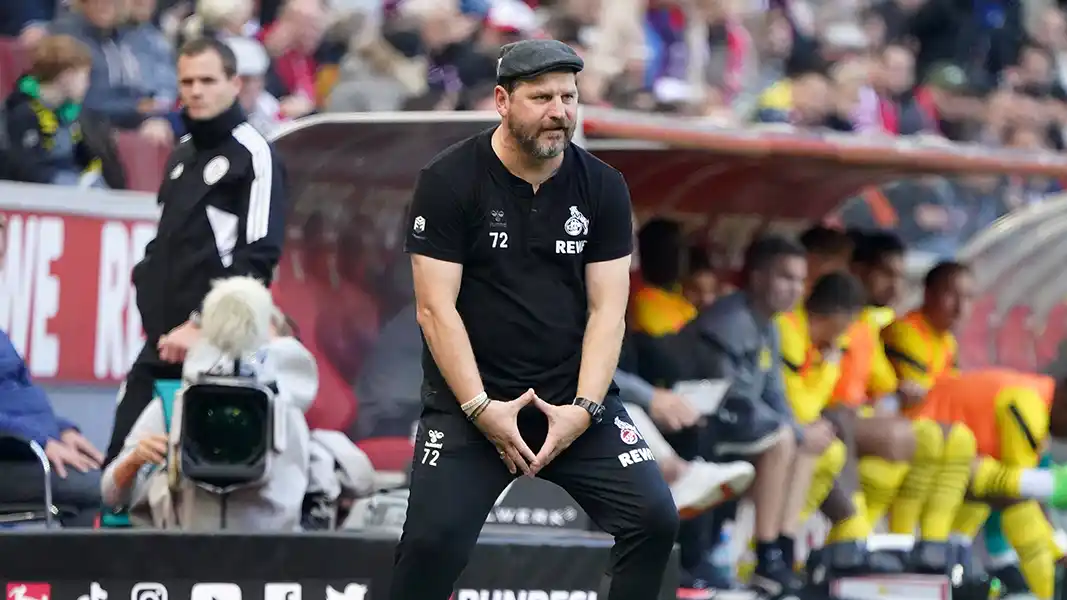 Klares Zeichen: Steffen Baumgart während des Spiels gegen den BVB. (Foto: IMAGO)