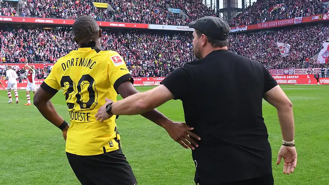 Steffen Baumgart begrüßt vor dem Spiel Anthony Modeste. (Foto: IMAGO)