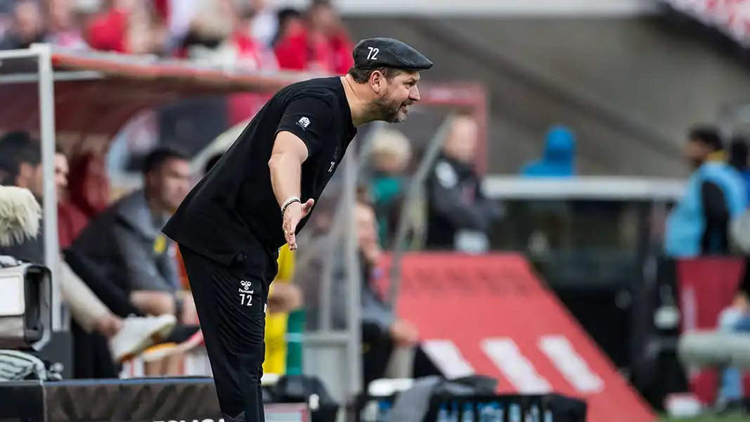 Steffen Baumgart verbeugt sich vor Florian Kainz nach dessen Tor. (Foto: IMAGO)
