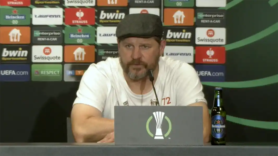 Steffen Baumgart auf der Pressekonferenz nach Partizan. (Foto: Screenshot)