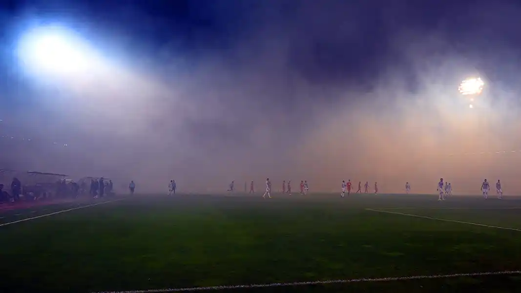 Das Stadion Partizana in dunklen Nebel getaucht. (Foto: IMAGO / Treese)