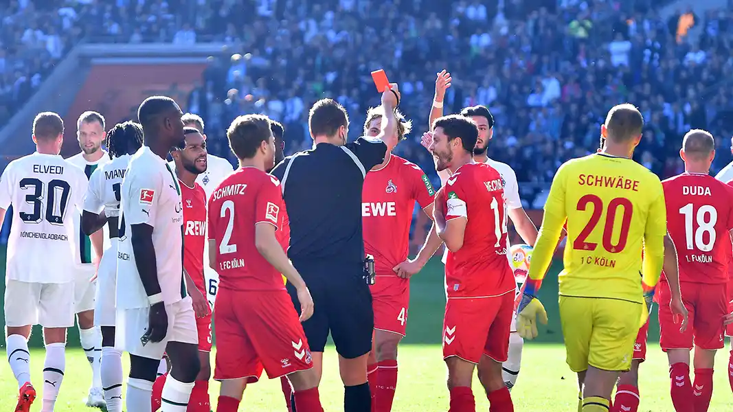 Die Gelb-Rote Karte gegen Florian Kainz. (Foto: IMAGO / Revierfoto)