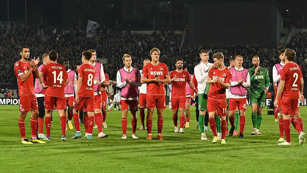 Die FC-Spieler nach der Niederlage in Belgrad. (Foto: IMAGO / Treese)