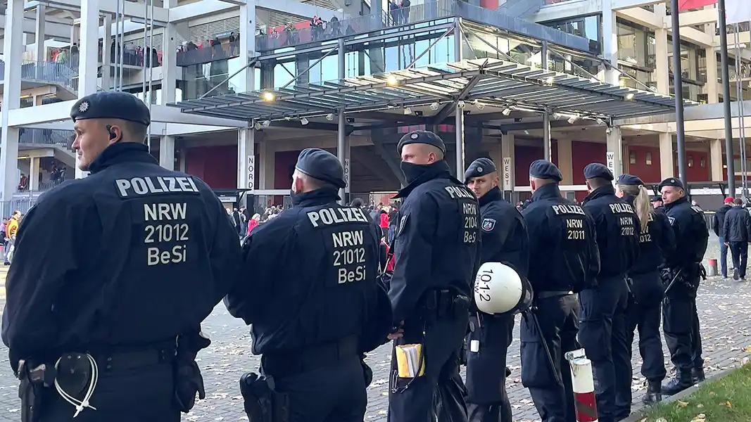 Die Polizei am RheinEnergieStadion. (Foto: Bucco)