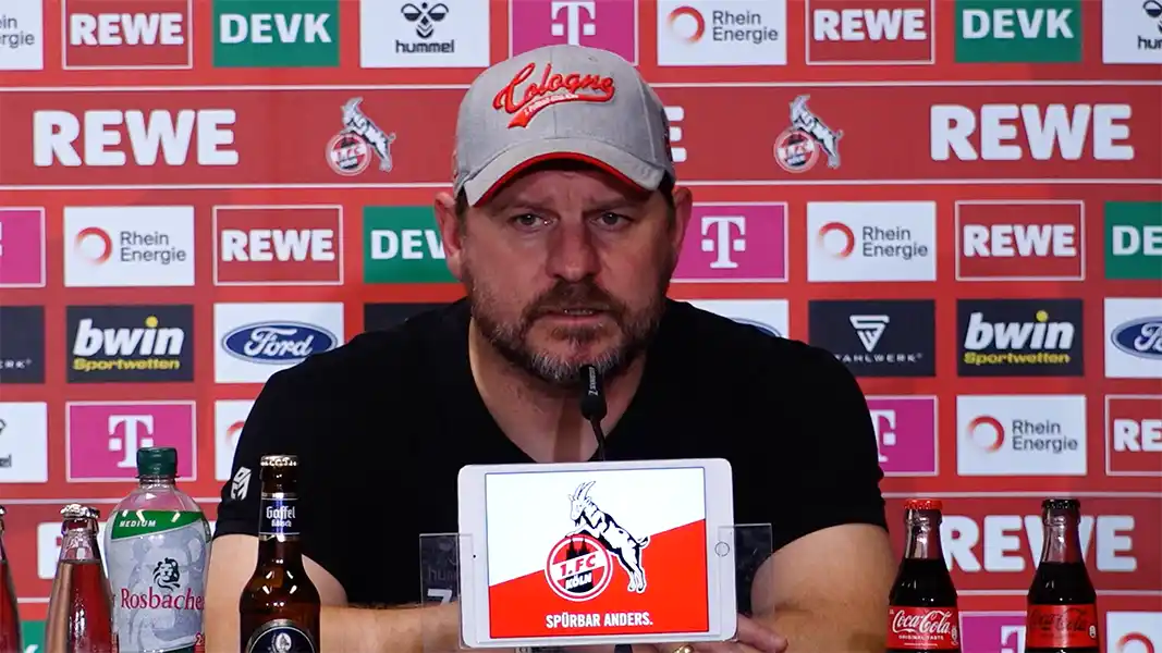 Steffen Baumgart auf der Pressekonferenz nach Leverkusen. (Foto: Screenshot)