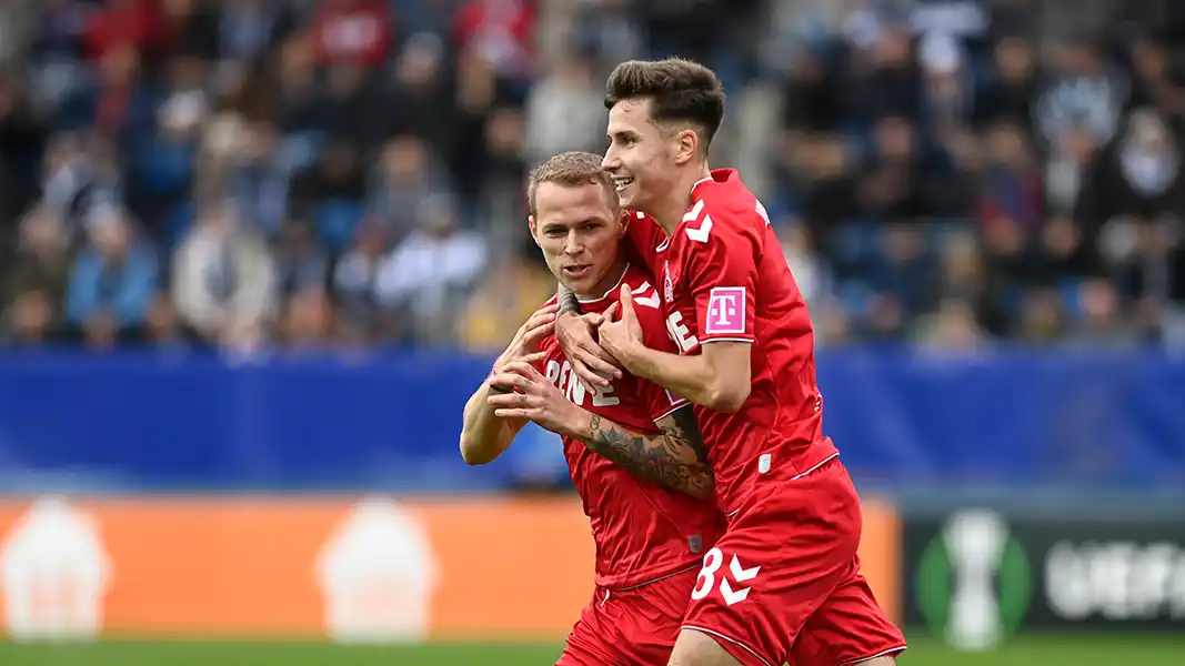 Ondrej Duda und Denis Huseinbasic bejubeln Dudas Treffer zum 1:0 gegen Slovacko. (Foto: IMAGO / CTK Photo)